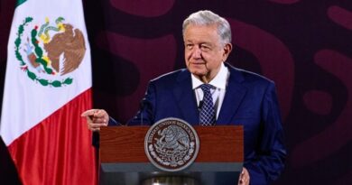 El presidente López Obrador destaca la importancia del manejo responsable del agua para garantizar la sostenibilidad de las futuras generaciones y resalta la necesidad de priorizar el uso doméstico y alimentario sobre el industrial.