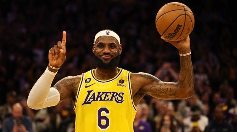 LeBron James, con 39 años y líder histórico de anotaciones en la NBA, anotó 25 puntos, incluyendo la canasta decisiva en un juego de preparación olímpica en Londres.