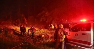 Vientos nocturnos impulsan el fuego hacia comunidades; Despliegue masivo busca proteger a población y sofocar las llamas en Santo Domingo.