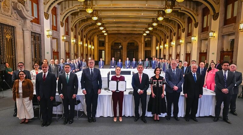 Claudia Sheinbaum anuncia acuerdo con autoservicios y productores para mantener estables los precios de 24 productos esenciales de la canasta básica.